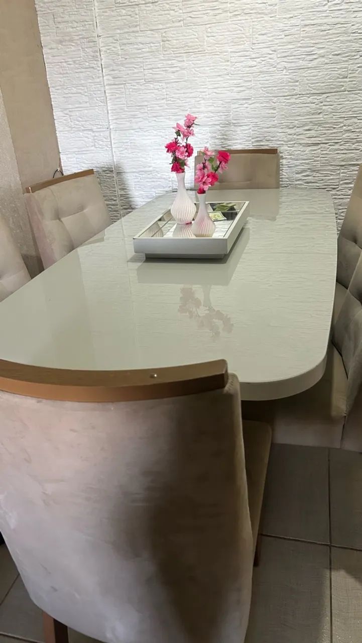 Mesa com 6 cadeiras .