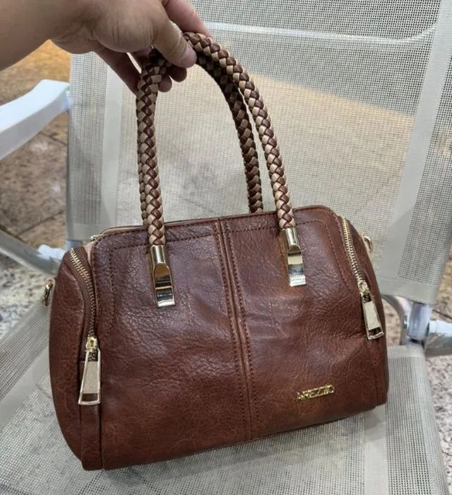Bolsa Baú média preta com alça transversal em couro sintético.  - Foto 4