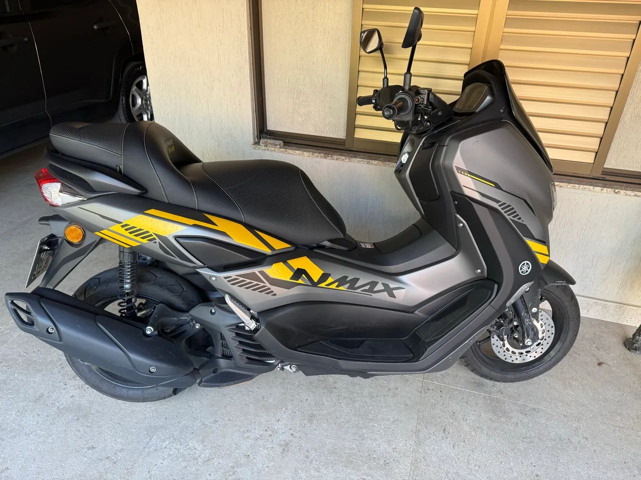 NMax cinza e amarelo com baixa quilometragem. 
