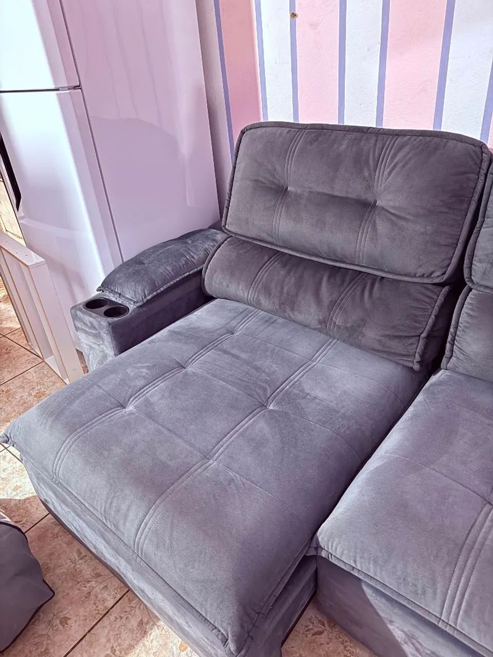Sofá Retrátil Suede Chumbo - Estado de Novo, Super Confortável - Foto 4