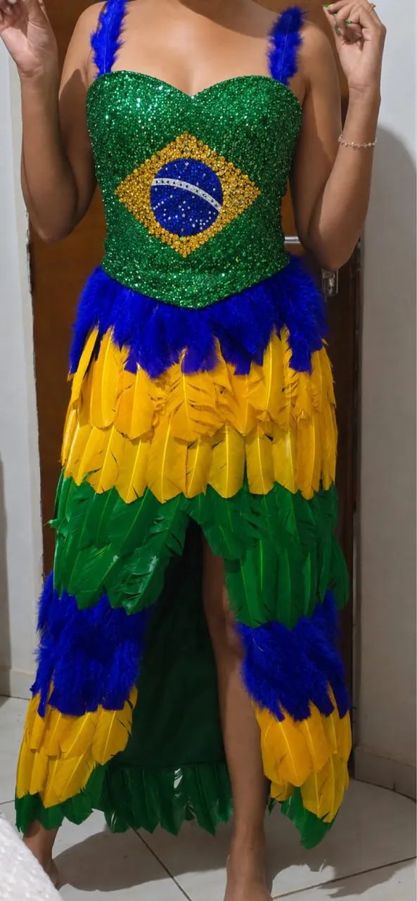 VENDO VESTIDO DE PENAS - DESFILE - Foto 2