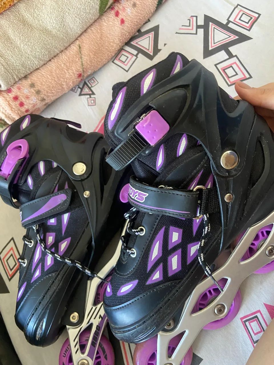 Patins roxo com preto semi novo - Foto 2