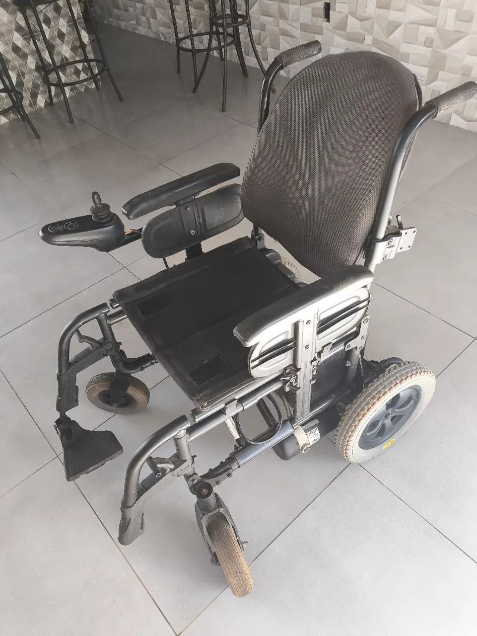 Cadeira de rodas motorizada com defeito 