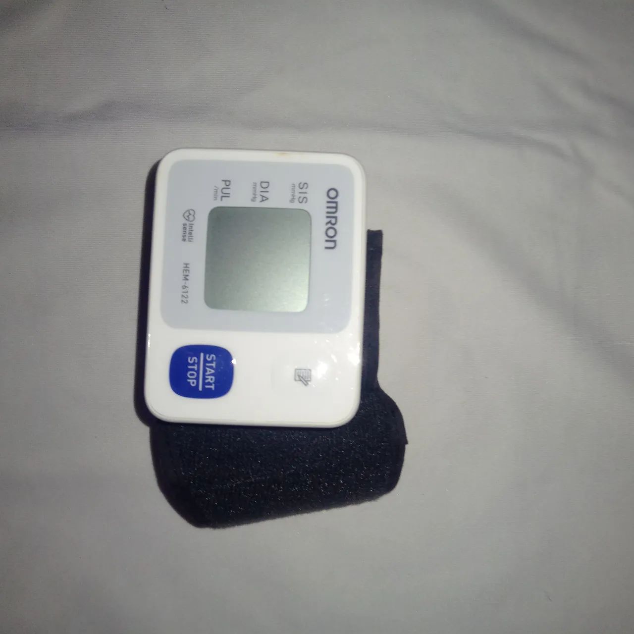 monitor de pressão arterial de pulso automático OMROM HEM-6122