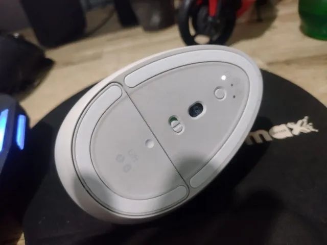 Mouse Sem Fio Logitech Lift Vertical Cliques Silenciosos Conexão Bluetooth ou USB Semi-nov - Foto 5