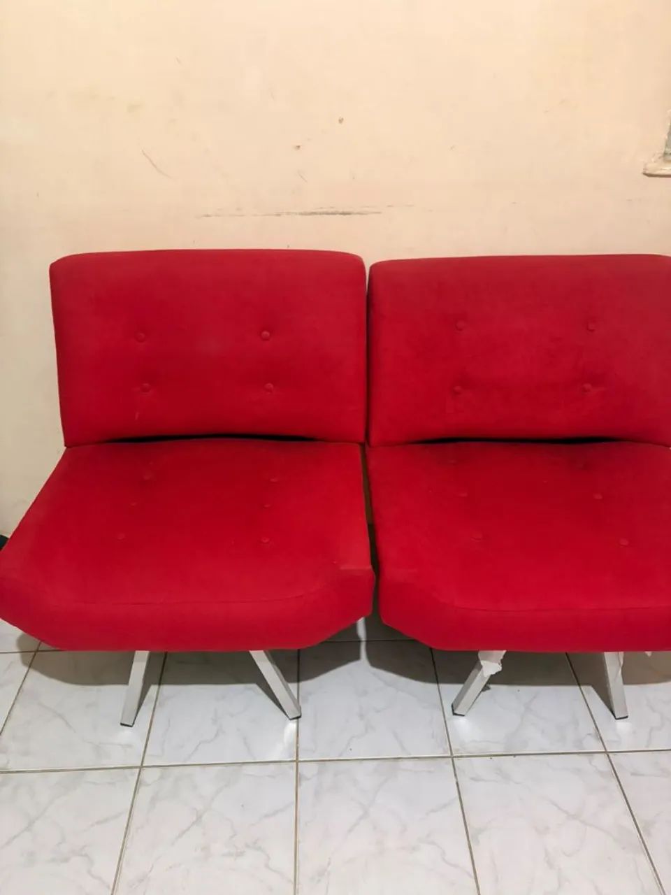 Sofá e mesa.