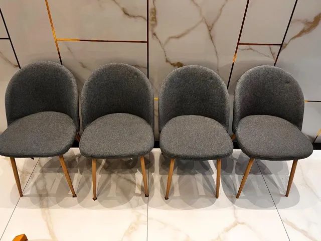 Conjunto de quatro cadeiras
