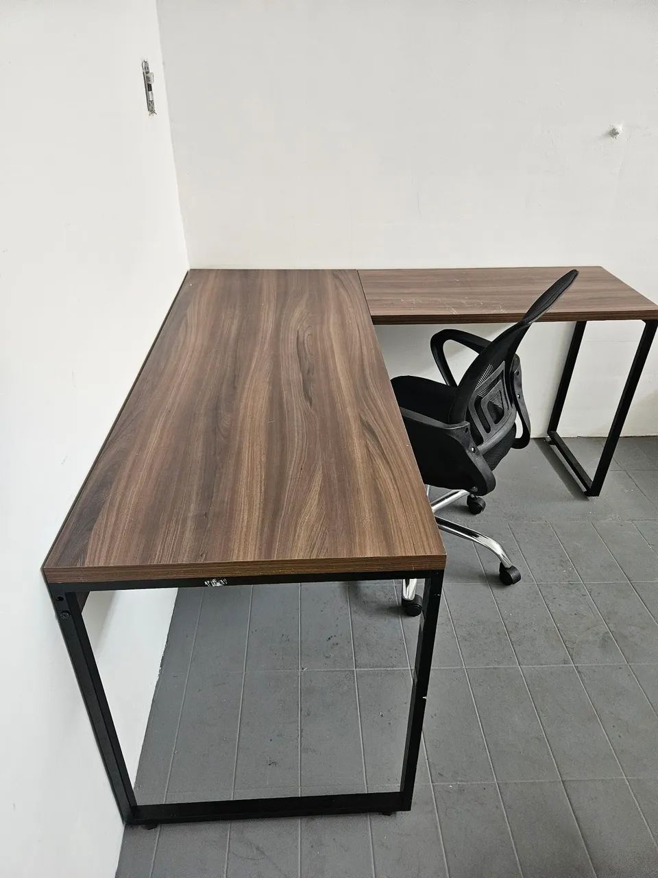 Mesa escritório em L com cadeira
