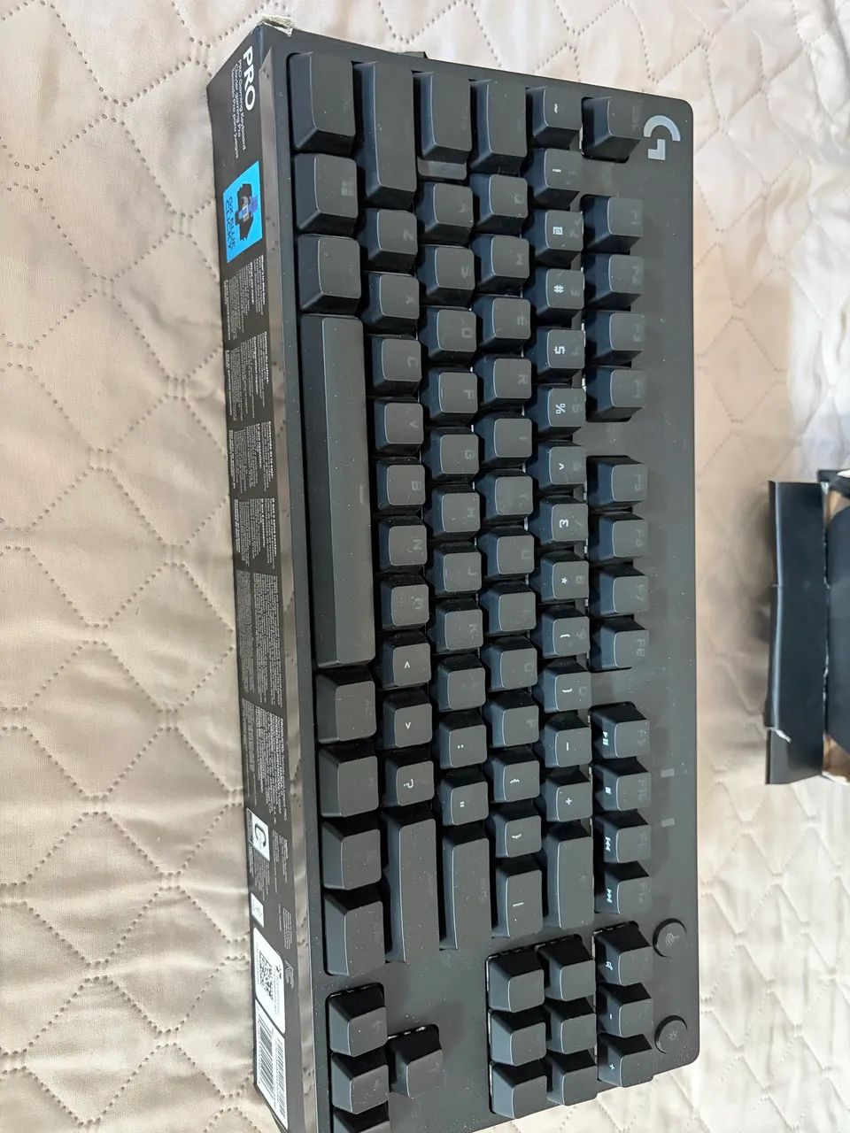 Teclado Mecânico Gamer Logitech G PRO com Layout US, RGB LIGHTSYNC, Design TKL - Foto 2