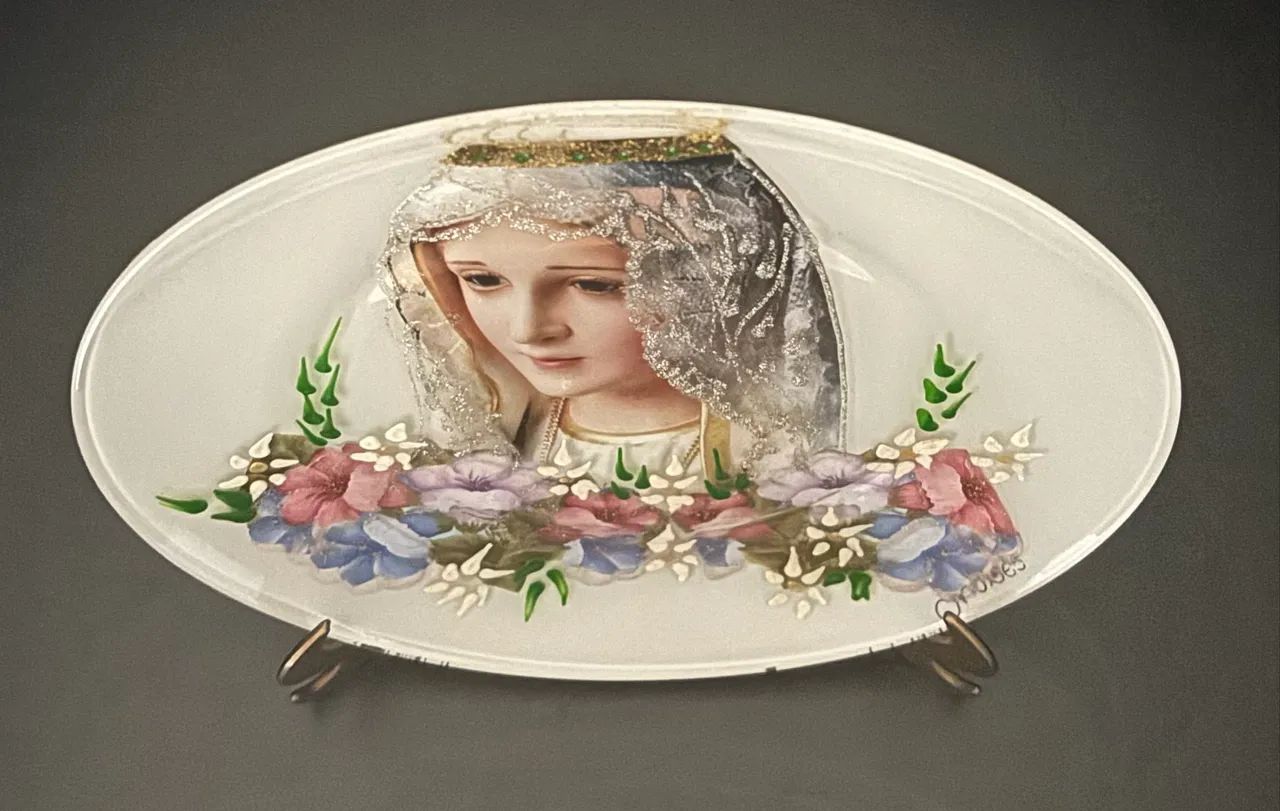 Prato com estampa de N. Sra.