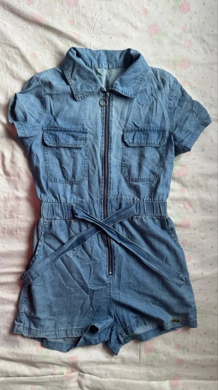 Macacão curto jeans de algodão acinturado com zíper e bolsos (PP) - Foto 2