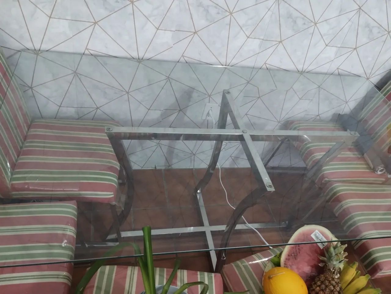 Mesa em Inox com tampo de Vidro e 6 Cadeiras  - Foto 2