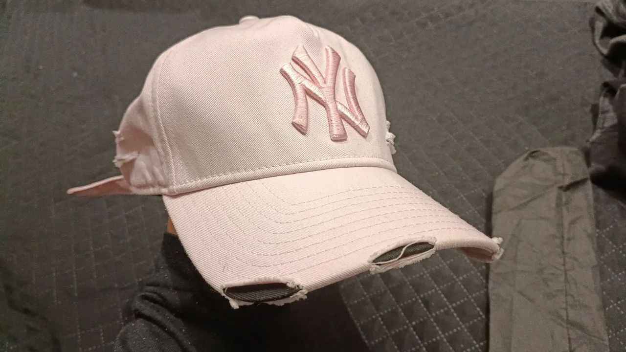 Bone New Era Nyc 940 Destroyed Rosa Claro - Foto 3