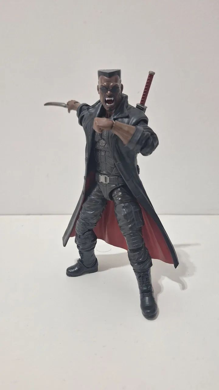 Marvel Legends Blade - faltando uma mão e pescoço desencaixado - Foto 2