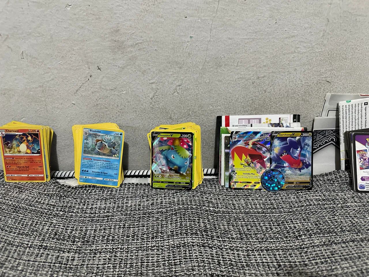 Coleção completa inicial + BlazzikenVmax é GarchompV