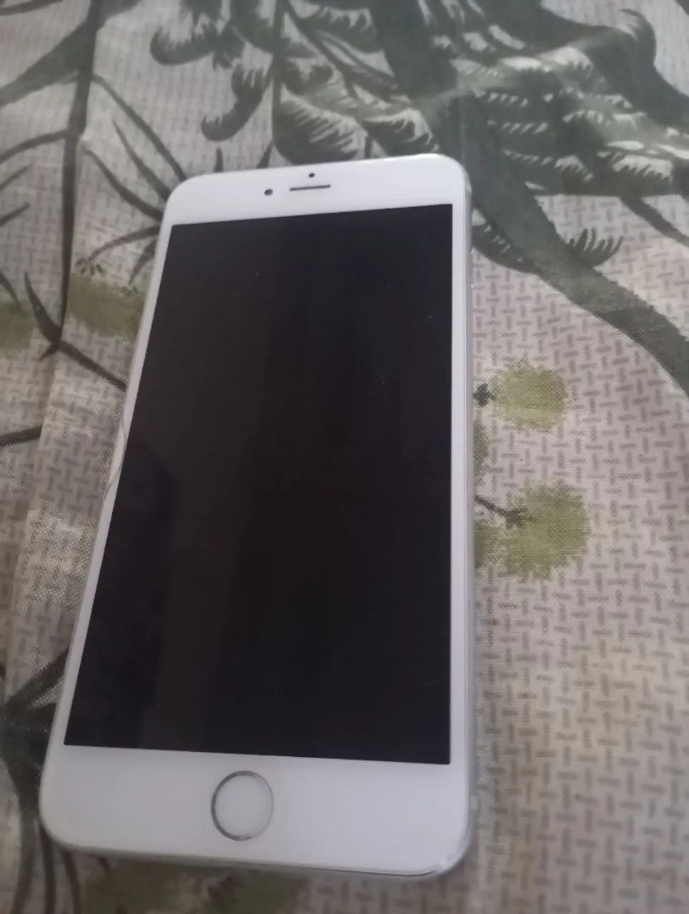 Vendo esse iPhone , está funcionando porém tem que tirar o Gmail,valor a combinar.