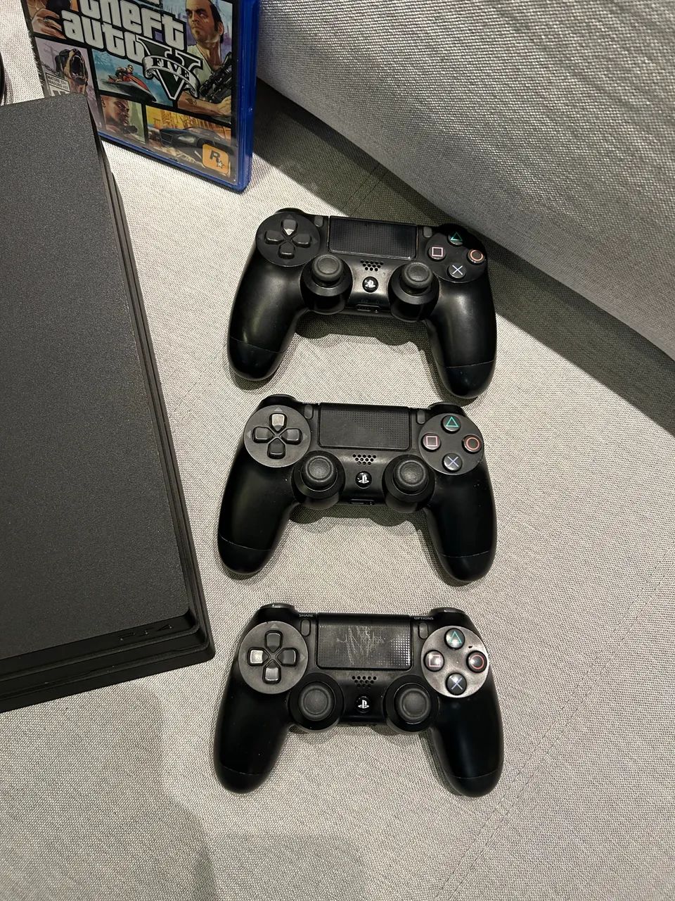 PS4 Pro 4K 1TB COM 3 CONTROLES SEM DETALHES  - Foto 4