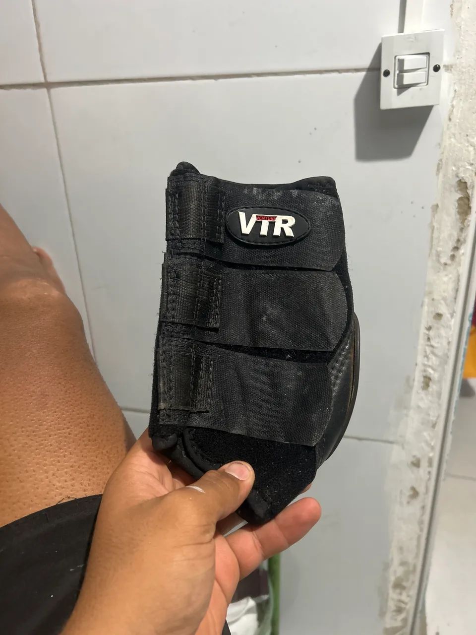 Joelheira pra cavalo Foi usada quatro vezes,só está suja - Foto 2