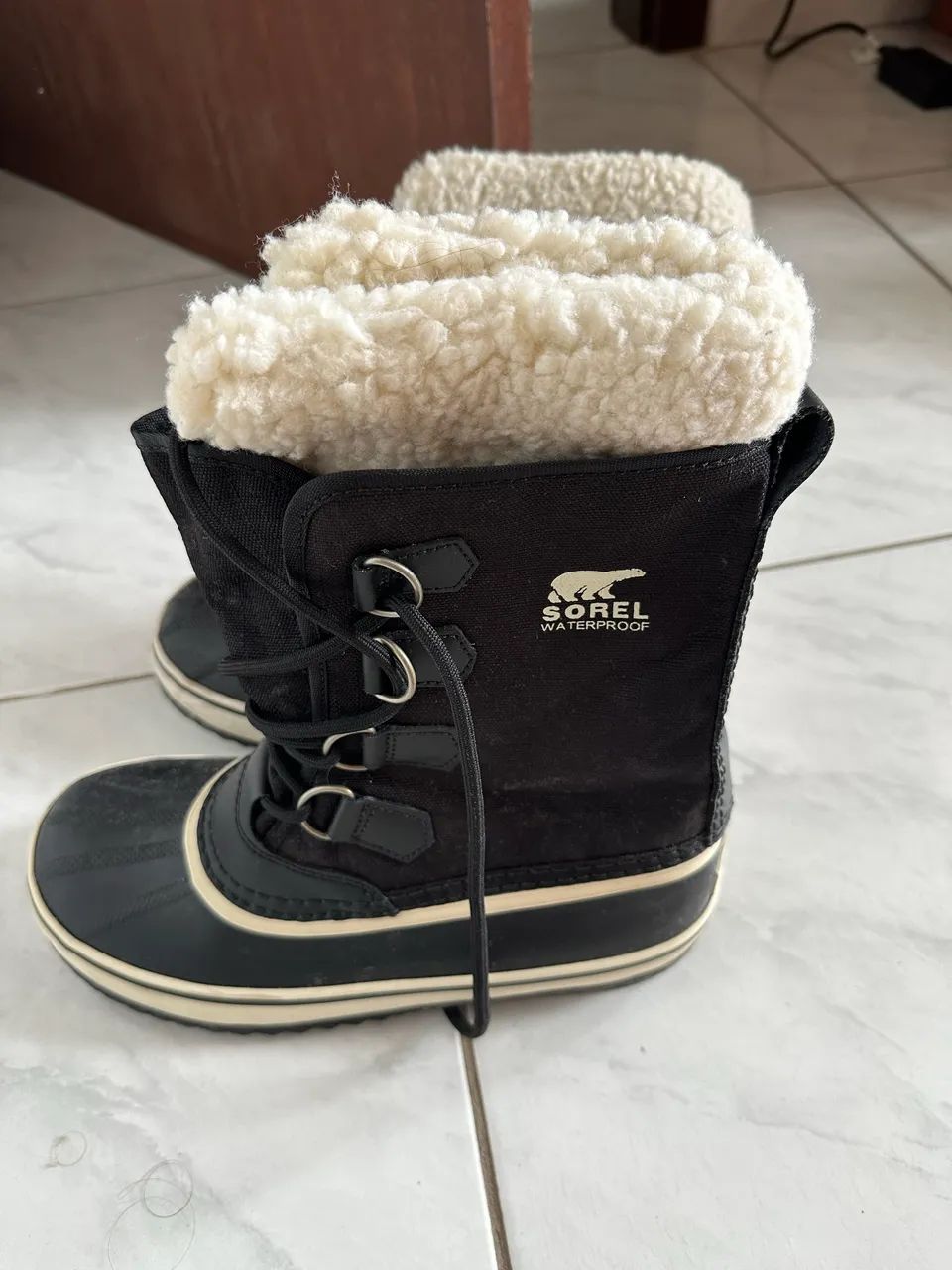 Bota Sorel Caribou impermeável preta/pedra