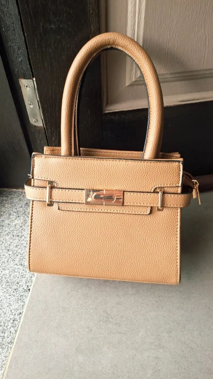 Bolsa pequena de tecido que imita couro