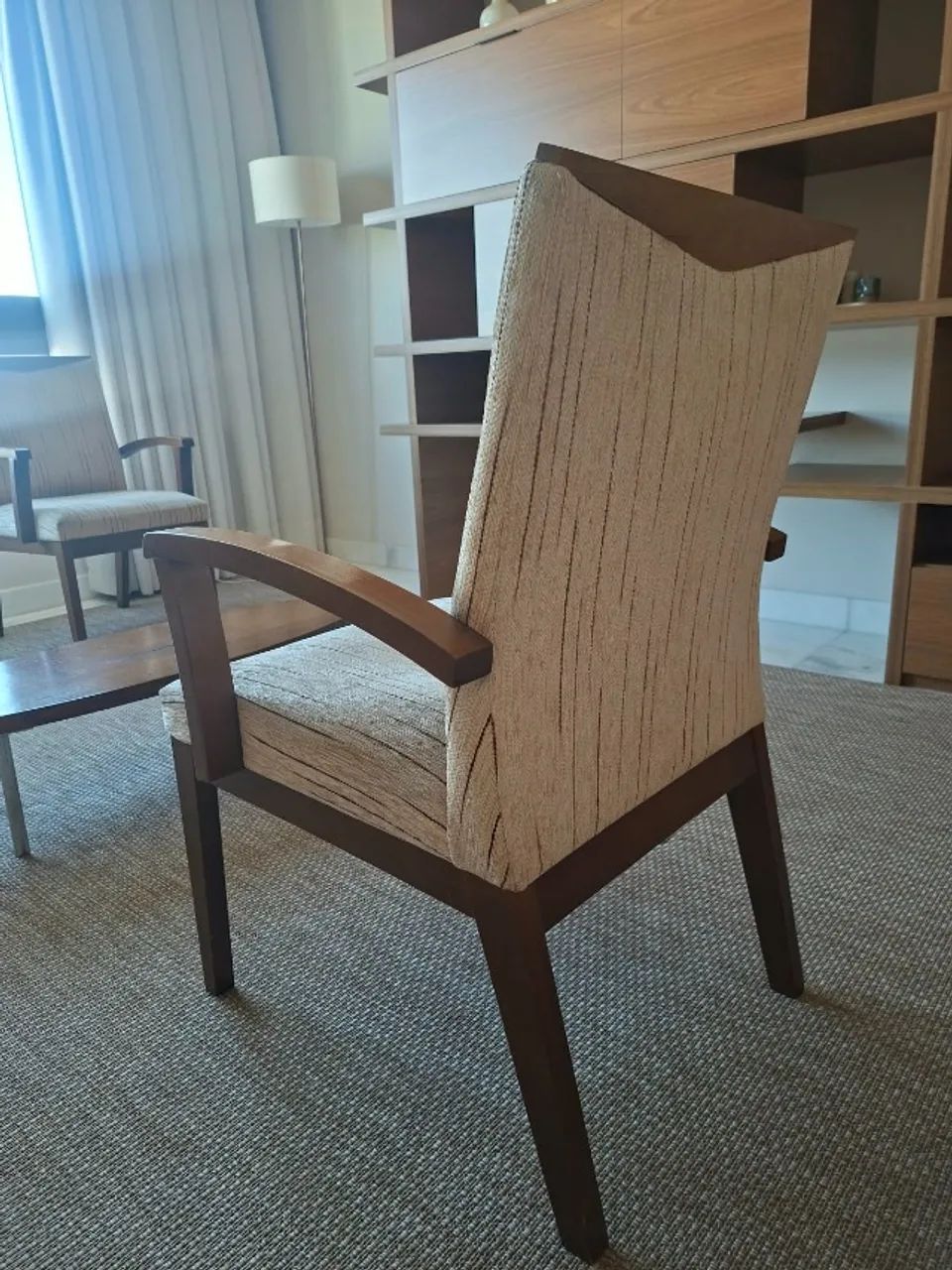 Par de poltronas de madeira estofadas - Elegantes e confortáveis - Foto 5