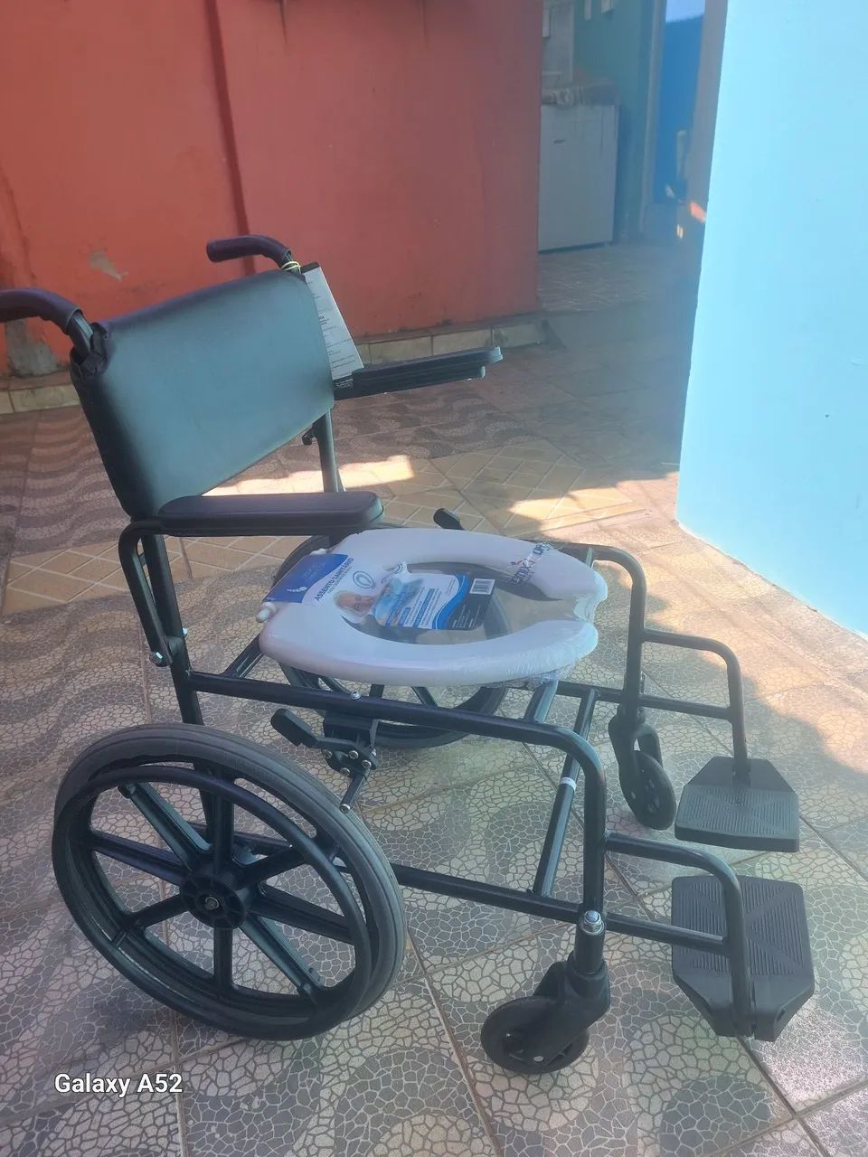 cadeira de rodas pra banho nova - Foto 3