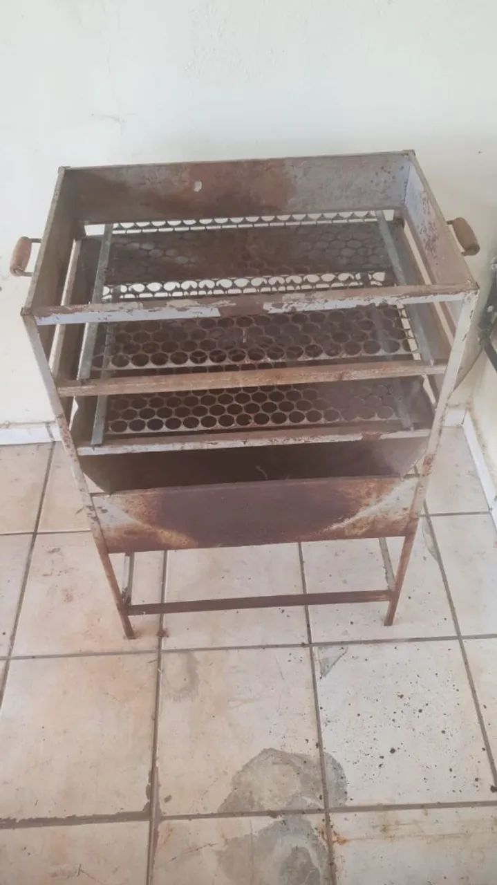 Vendo R$120,00 negociável, churrasqueira com 2 grelhas, muito pouco usada.  - Foto 2
