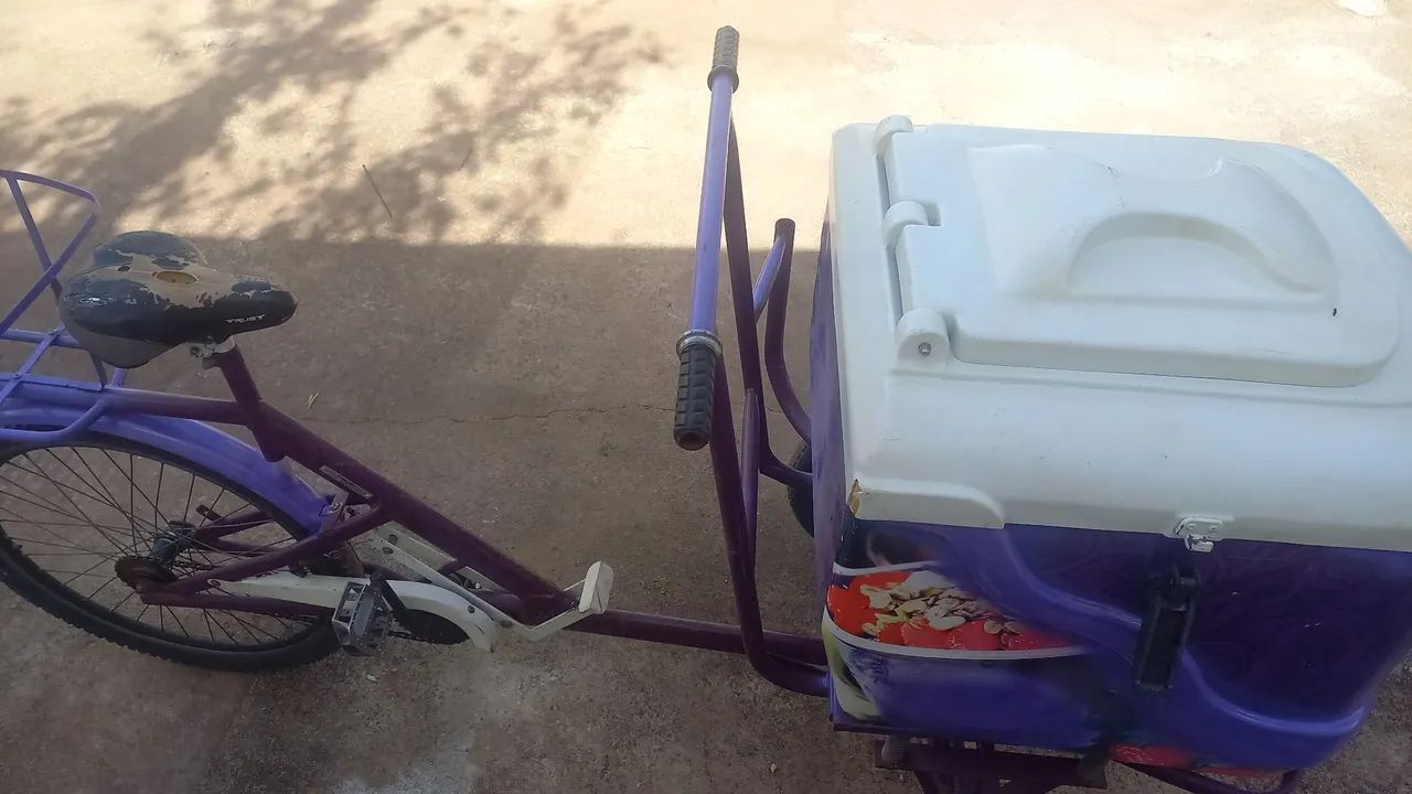 Bicicleta de vender Açaí ou fazer entregas.
