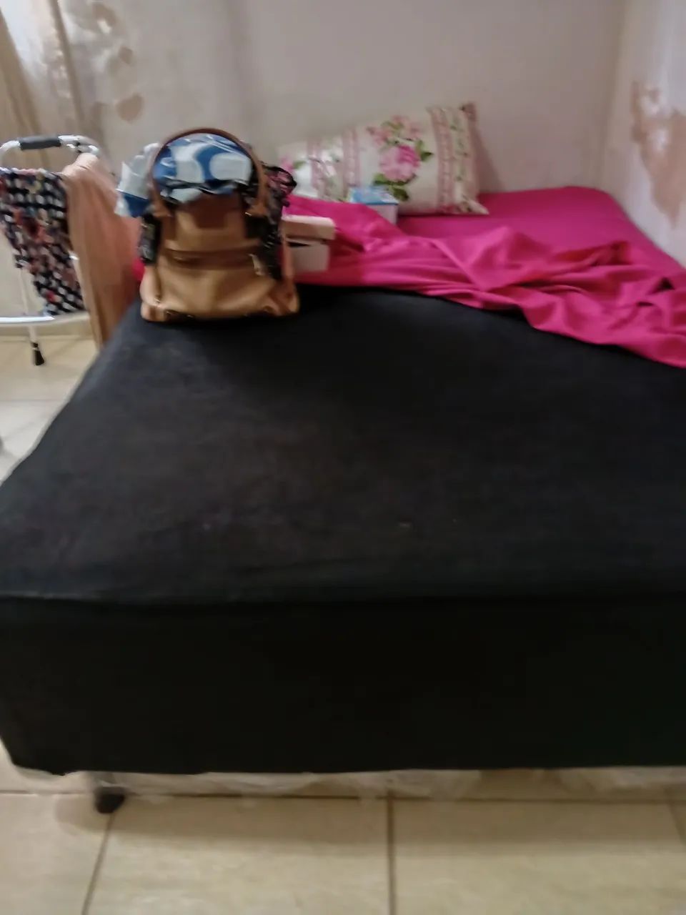 Vendo uma cama de casal com 1 mês de uso
