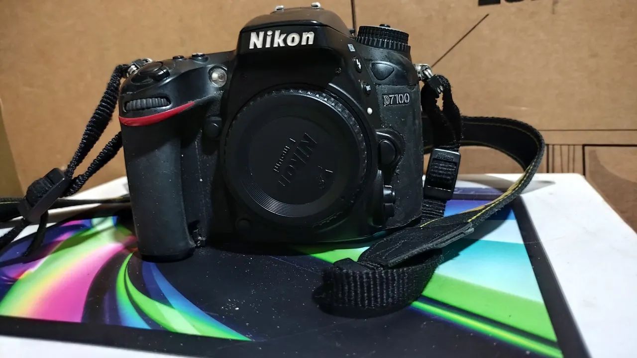 Câmera Nikon profissional D7100 / só o corpo e uma bateria 