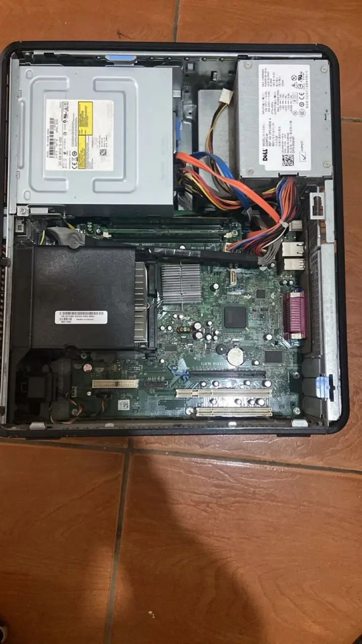 Teclado e Pc da DELL com hd 160gb dois pente de 1gb com Windows 7 Ultimato