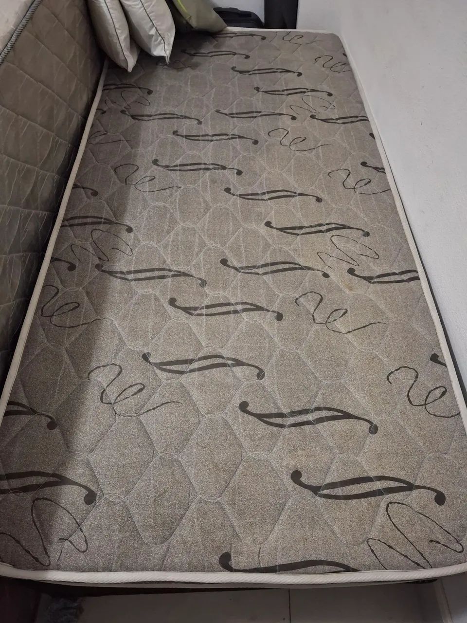 Cama de solteiro com base e 2 colchões  - Foto 3