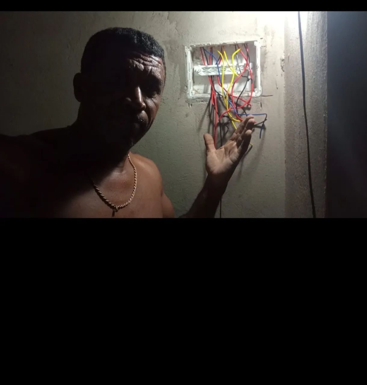 Trabalho com telhado , pintura e elétrica residencial  - Foto 2