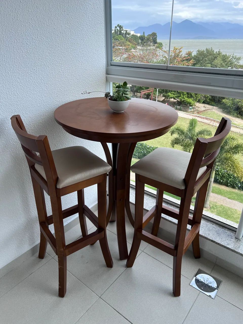 Mesa Bistrô com duas banquetas - Madeira maciça 