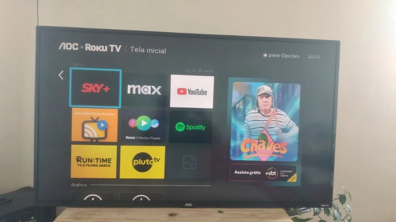 TV SMART AOC ROKU 43 POLEGADAS TV PERFEITA SEM OS PÉS  - Foto 2