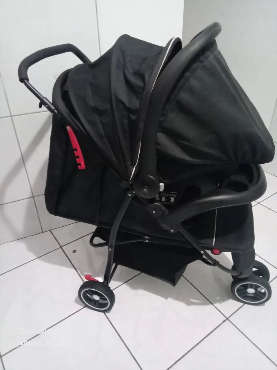 Carrinho de bebê e bb conforto semi Novos unissex  - Foto 3