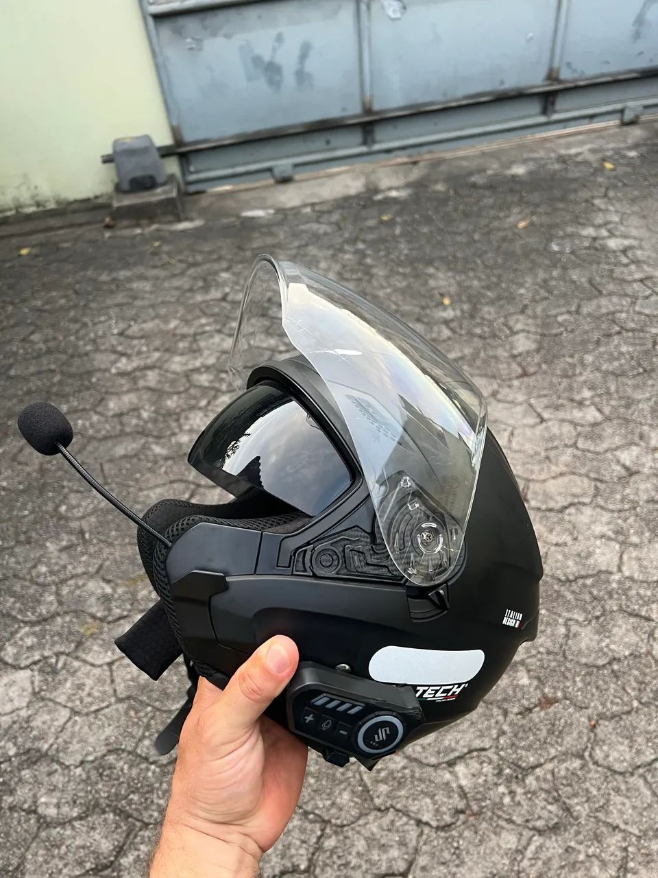 Capacete com óculos interno e intercomunicador 