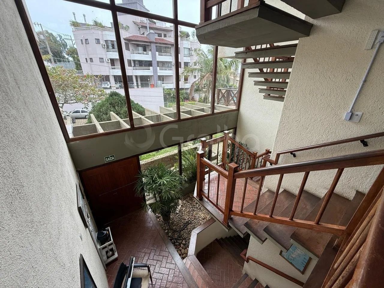 Pousada de 523 m², com 8 apartamentos e próxima à praia em Canasvieiras.