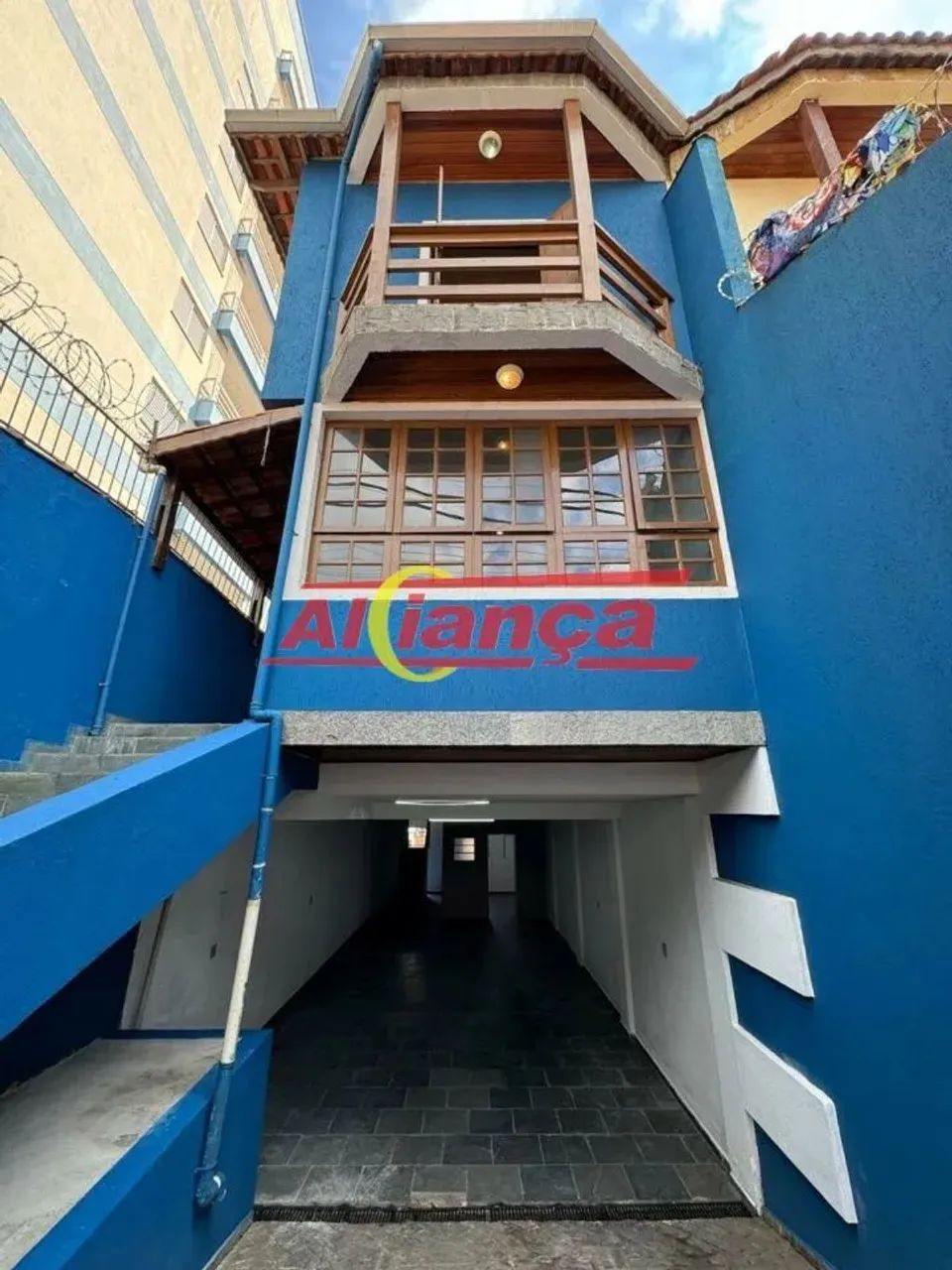 SOBRADO Á VENDA COM 3 SUÍTES + EDÍCULA no JARDIM SANTA MENA em GUARULHOS/SP