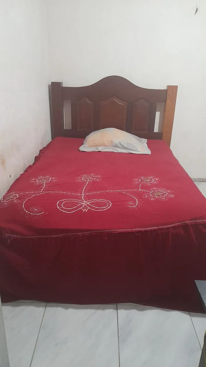 Colchao de mola e cama de madeira