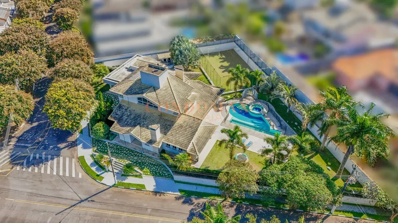 Casa com 1.700 m2 e 5 suítes no Condomínio Shambala 1