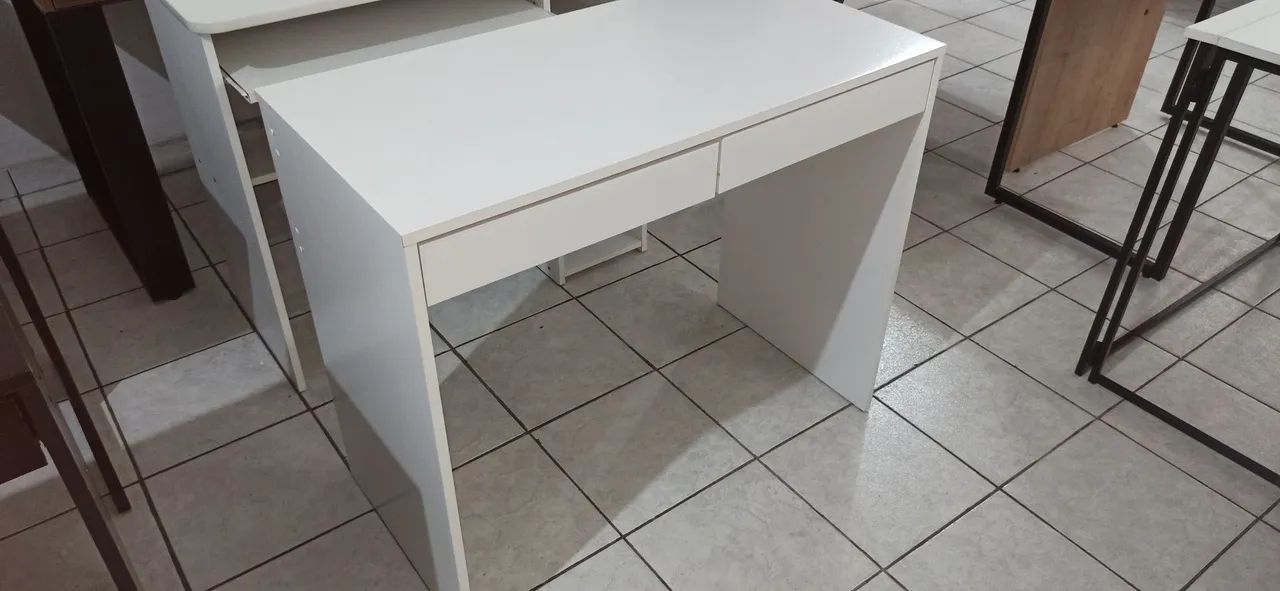 Mesa com 2 gavetas na cor Branca 