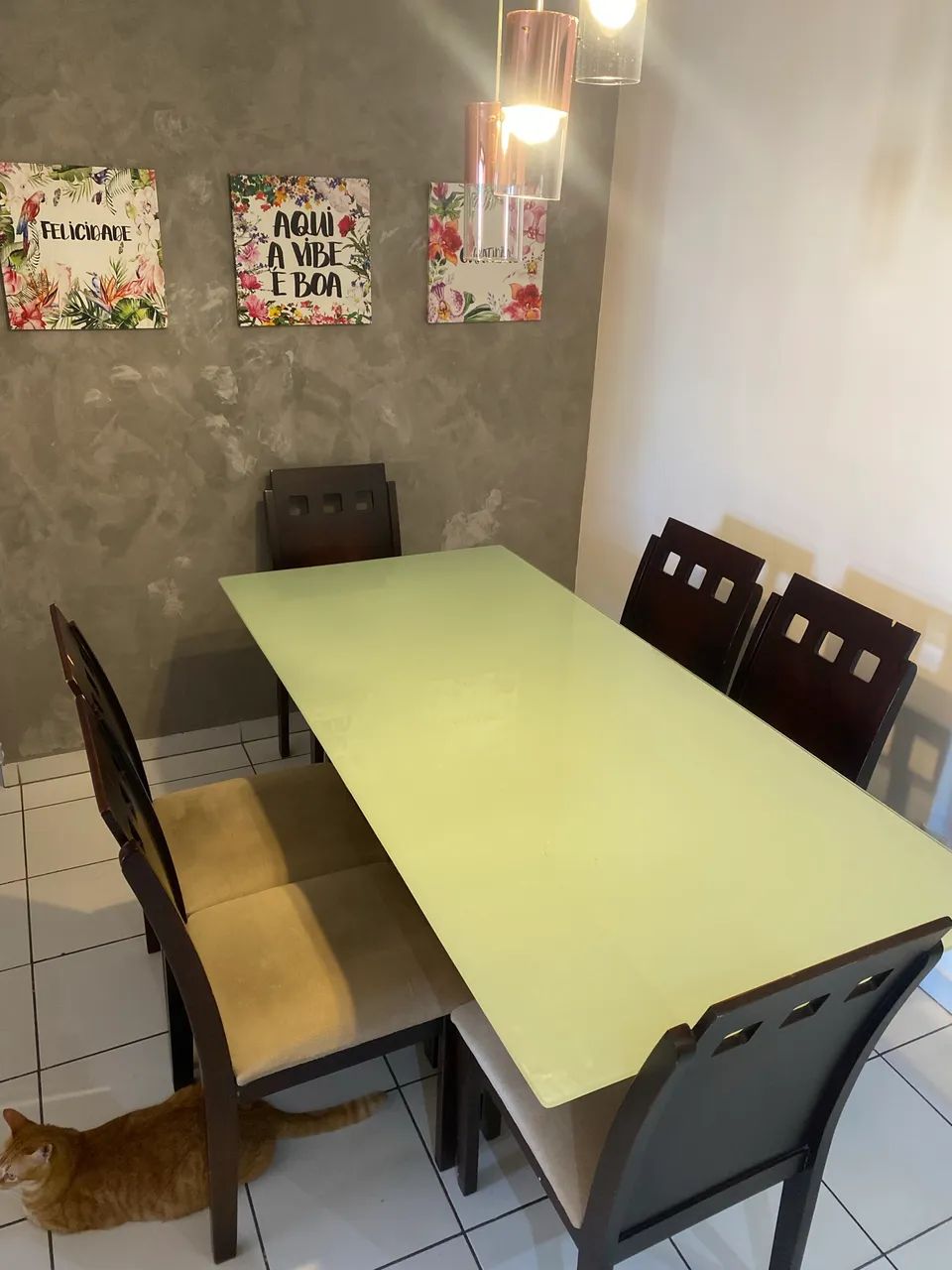 Mesa de jantar com seis cadeiras 