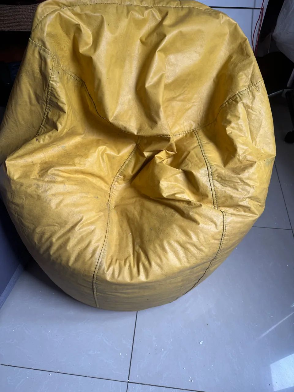Puff de courino amarelo, confortável. 