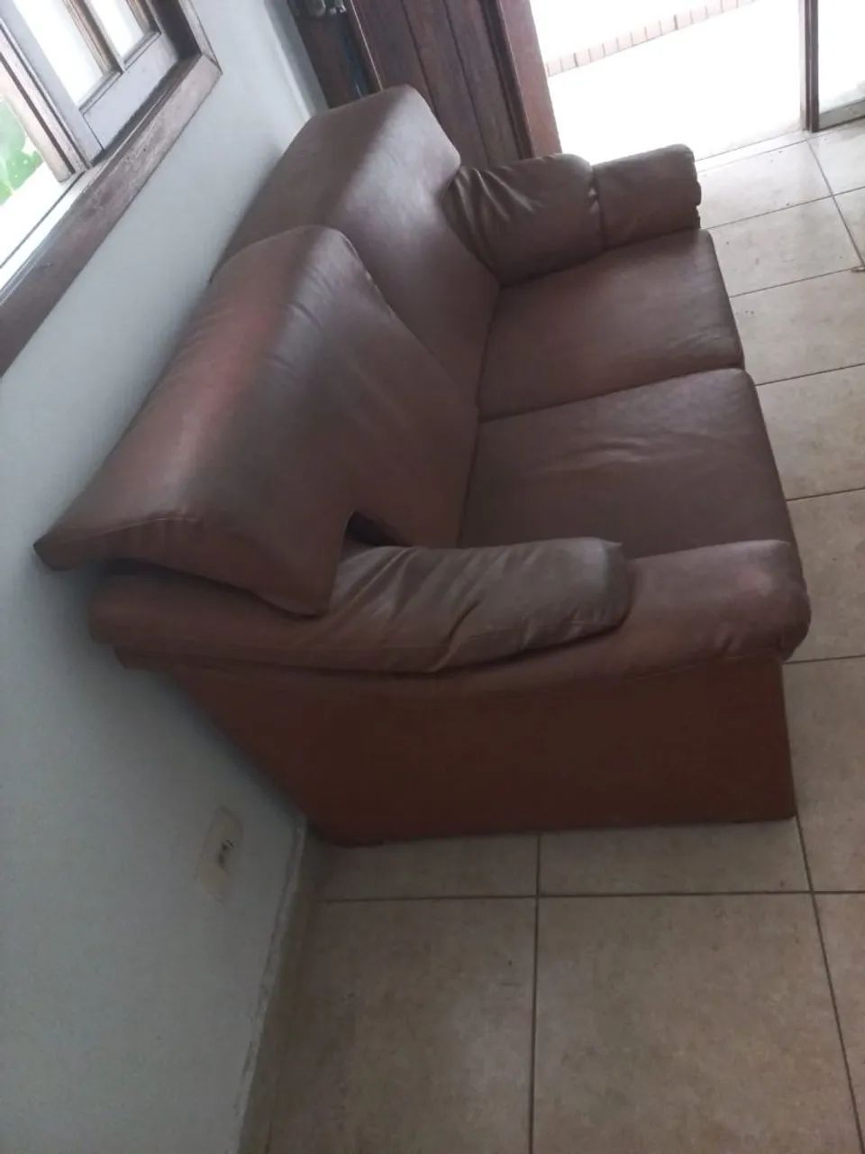 Sofá de couro dois lugares - Foto 2