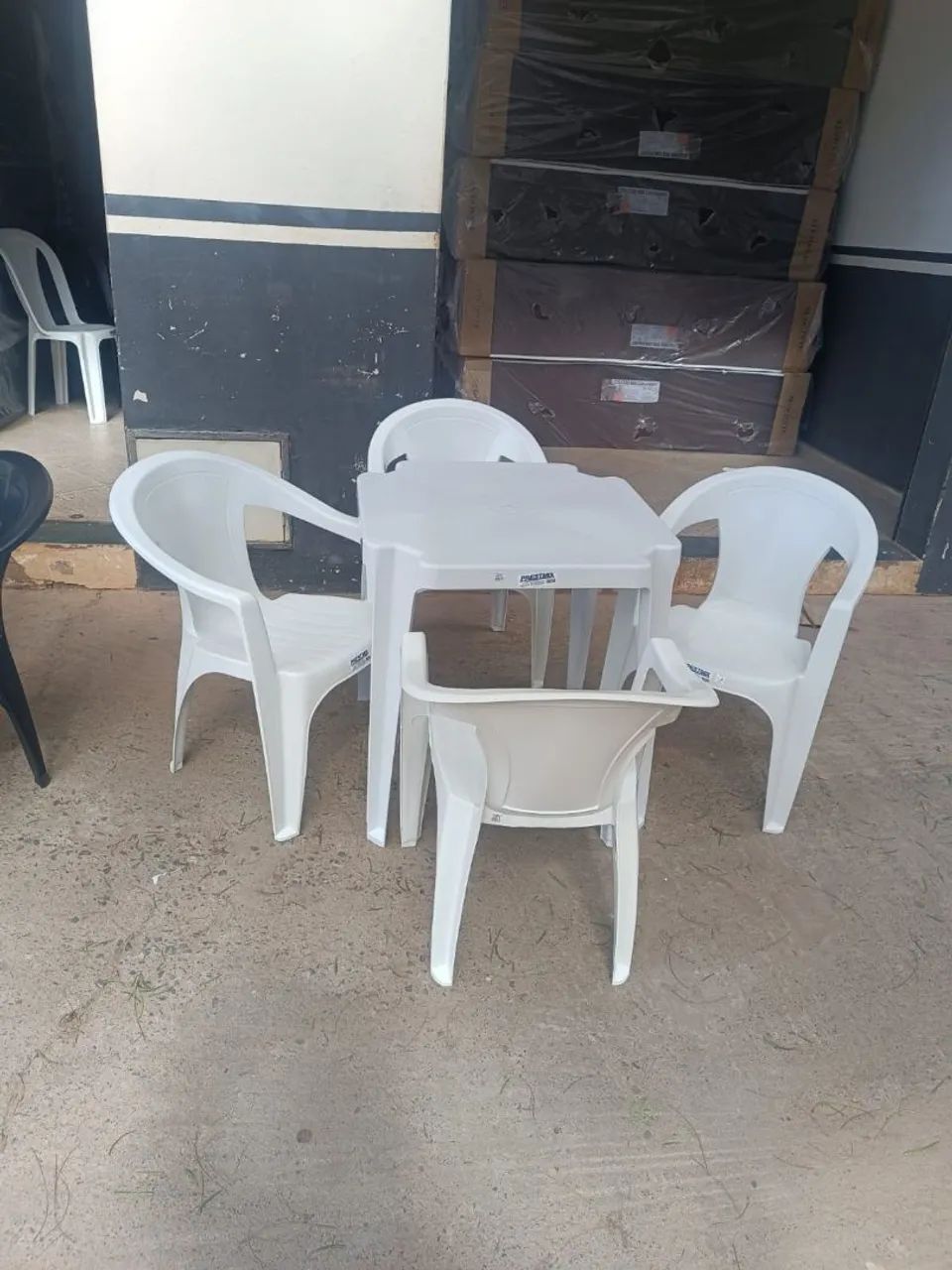 Jogos de Mesas novos com 4 cadeira e 1 mesa.  - Foto 2
