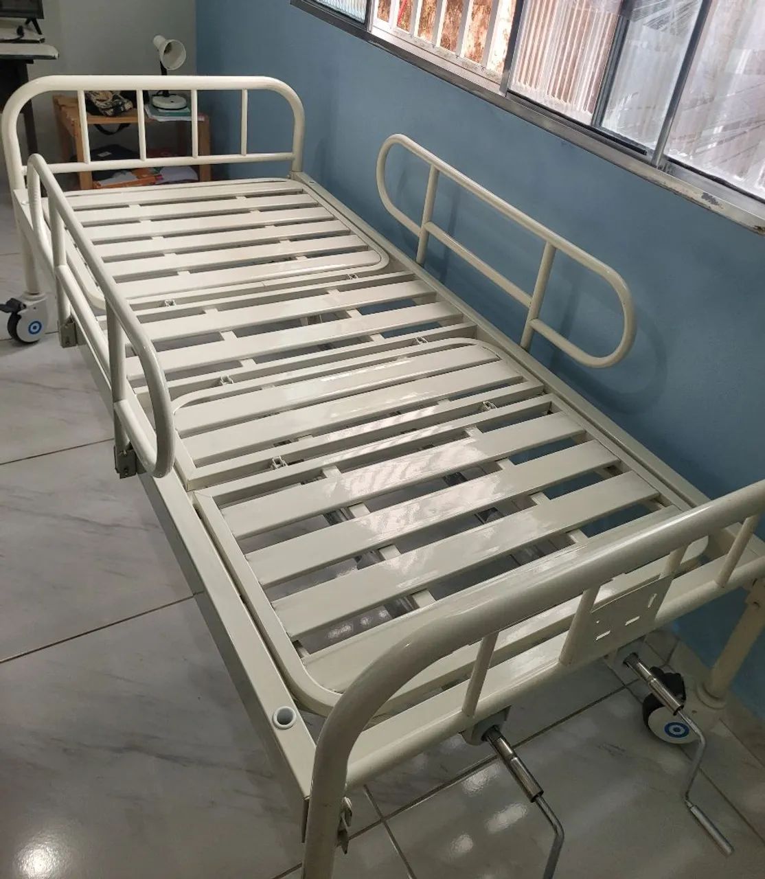 Cama Hospitalar 2 Manivelas Supermedy e Colchão Hospitalar D-28 com capa impermeável.
