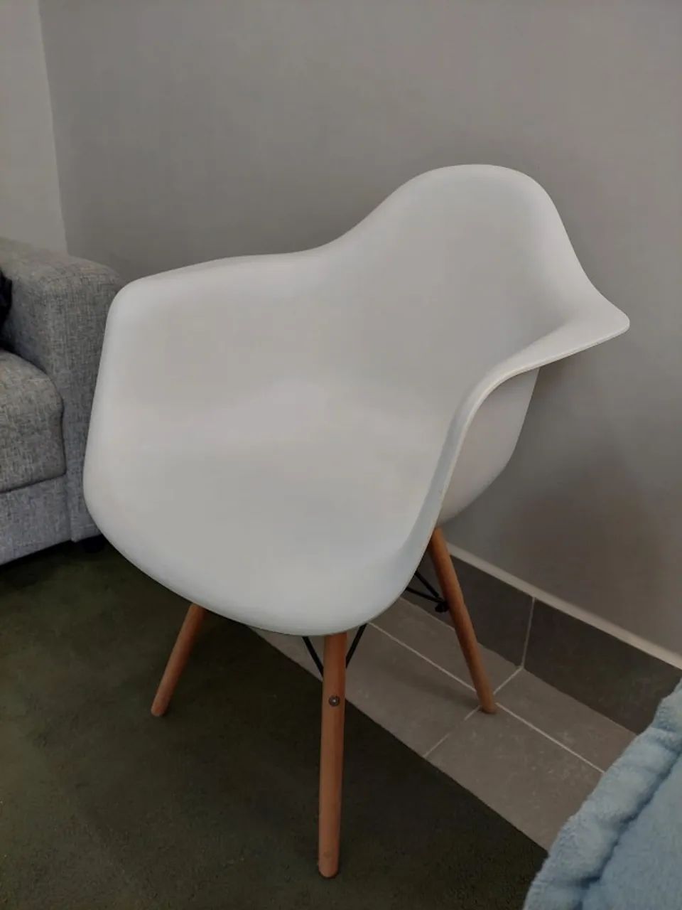 04 Cadeiras Eames Eiffel com apoio de braço