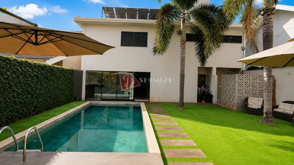 Sobrado à venda em Maringá, Zona 08, com 3 suítes, com 328.23 m²