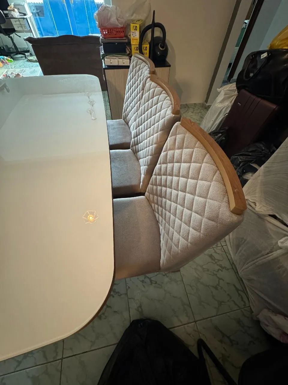 Vendo mesa com tampo de vidro 06 lugares com cadeiras almofadadas. - Foto 3